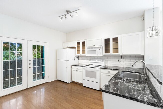Building Photo - 3 Bedroom2.5 Bath The Plaza Subdivision