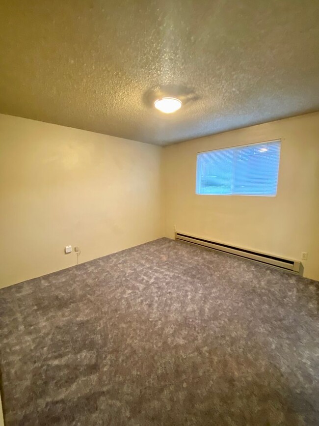 Building Photo - 1 bed 1 bath duplex with single car garage!