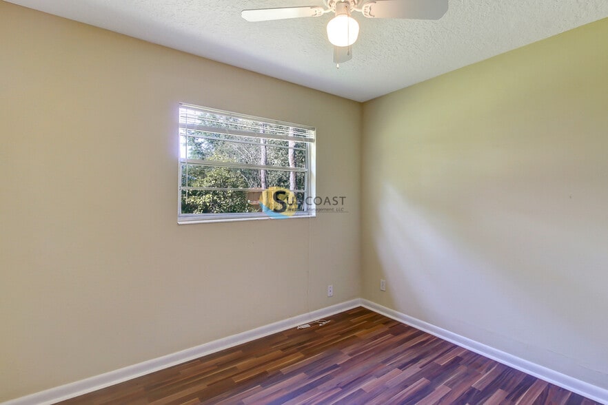 Building Photo - 7438 Jade Dr N