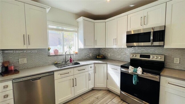 Building Photo - 911 N 14th Ave