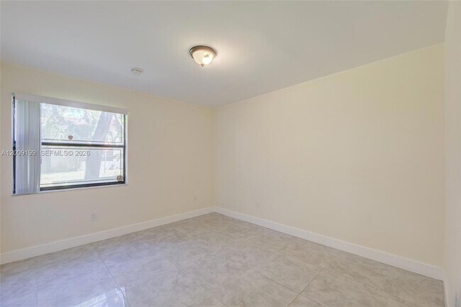 Building Photo - 20160 NE 3rd Ct