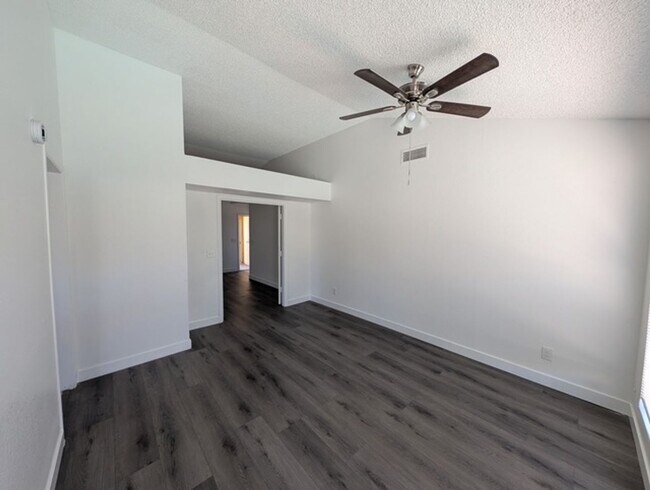 Building Photo - Sharp 3 Bedroom Home w/Pool in Glendale