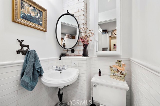 Building Photo - 773 St Ann's Dr