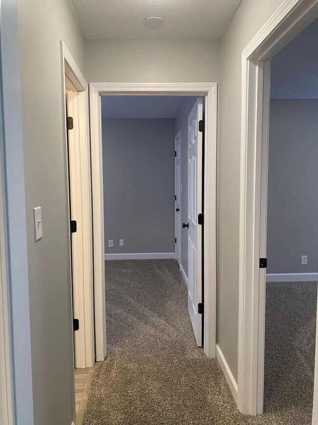 Building Photo - Newly remodeled 3 Bdr 2 Bath conveniently ...