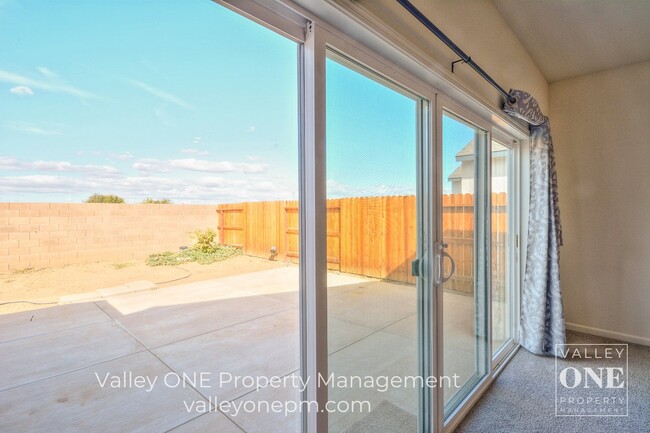 Building Photo - 933 Tipton Ln