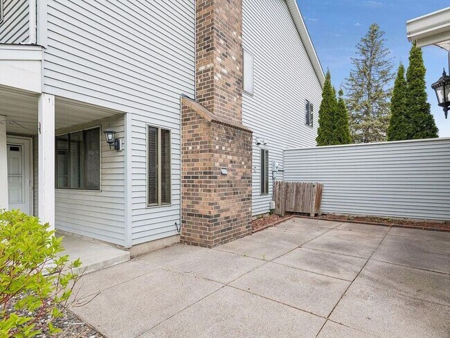 Building Photo - 9357 Ranchview Ln N