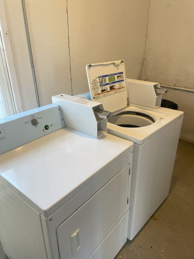 Building Photo - 2379 Locust Road, Unit Apt. #3
