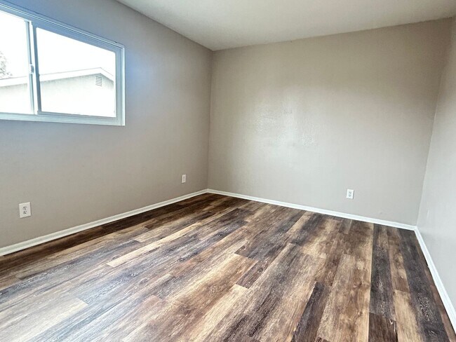 Building Photo - $$ HALF 1/2 OFF First Months RENT !!!!!! 2 bed - 2 bath unit Ready to rent!