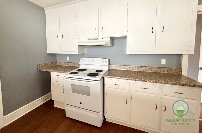 Building Photo - 122 Woodland Dr