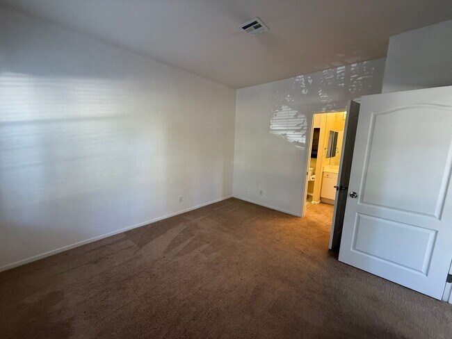 Building Photo - 1BR/1BA Condo w/ ASSIGNED PARKING for rent near Del Mar AVAILABLE NOW!