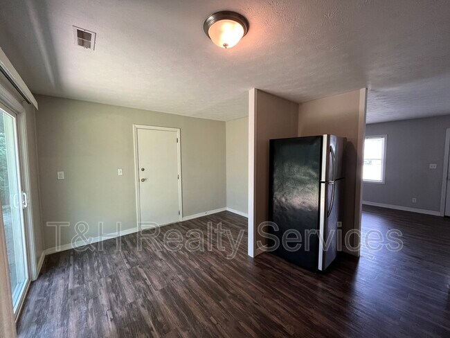 Building Photo - 3831 Bennett Dr