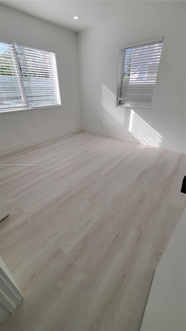 Building Photo - 215 Zamora Ave