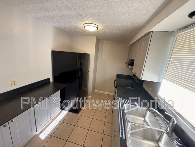 Building Photo - 131 W Perry Ln