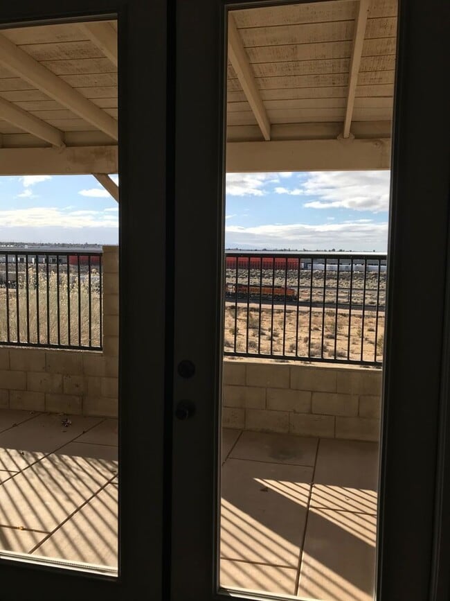 Building Photo - 3 BEDROOM VICTORVILLE HOME IN SPRING VALLE...