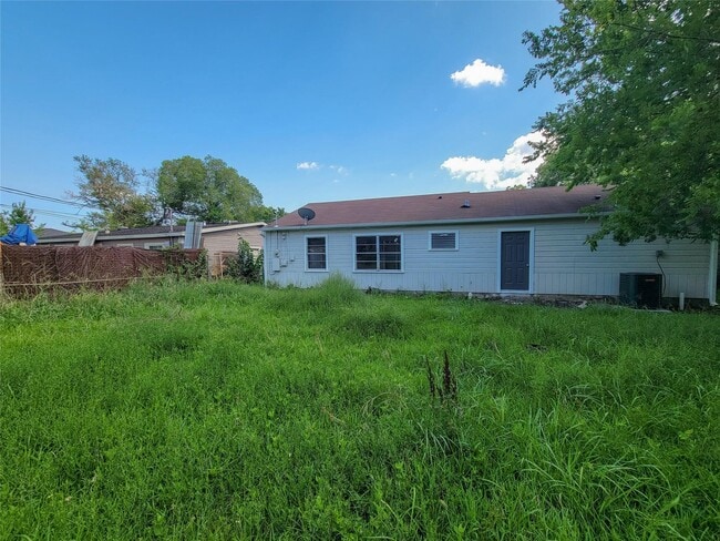 Building Photo - 4909 Holloway Dr