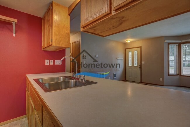 Building Photo - Very Nice 2 Bed Home with Fully Fenced Bac...