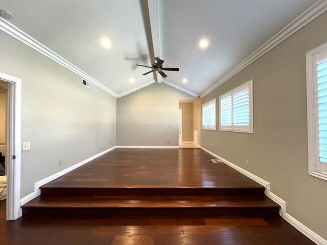 Building Photo - 4 bed, 3 bath located in Anaheim!