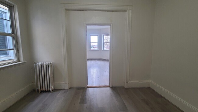 Building Photo - 242 Bowers St