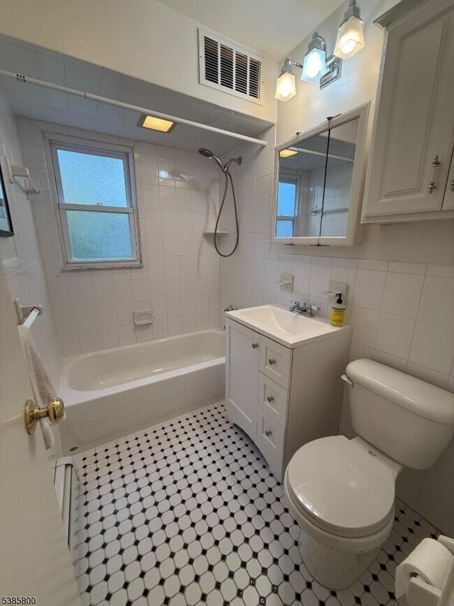 Building Photo - 46 Mt Kemble Ave