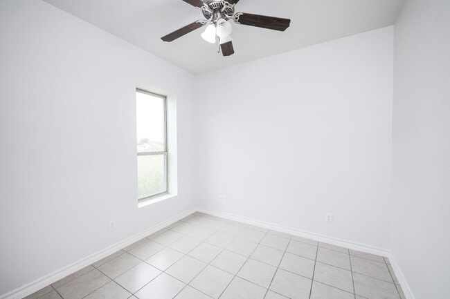 Building Photo - 1511 Don Camilo Blvd