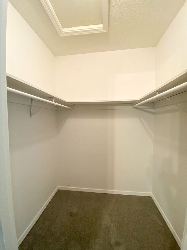 Building Photo - 3 bed, 2 bath in Horn Lake (ss appliances, fresh paint)