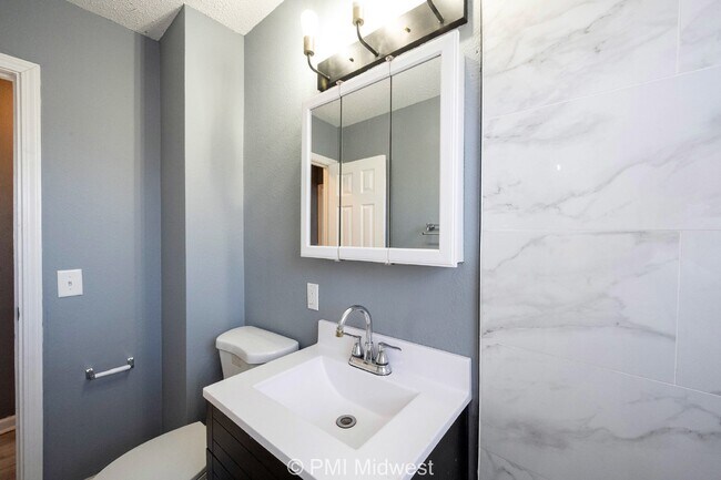 Building Photo - Cozy 2 Bed, 1 Bath Apartment in Indianapol...