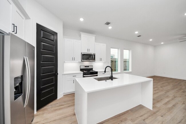 Building Photo - 3308 Hardy St