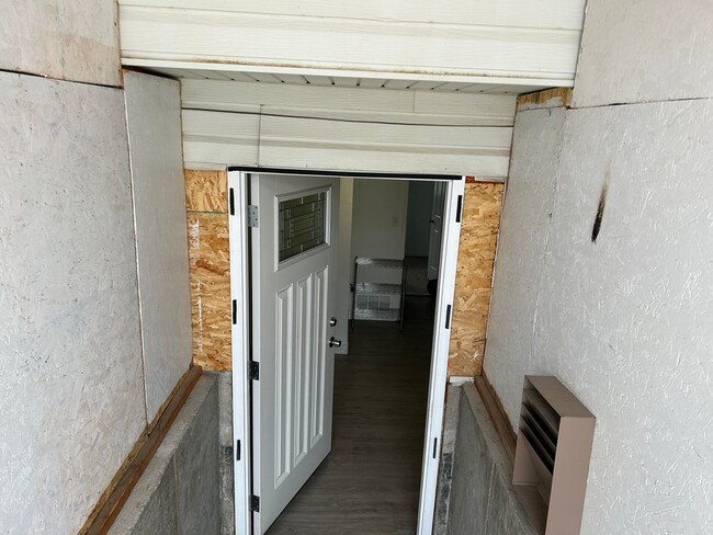 Building Photo - 3 Bedroom 1 Bathroom Basement Apartment Sp...