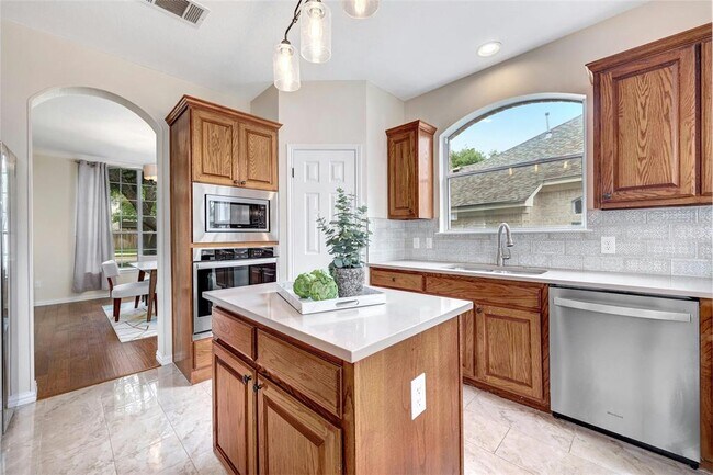 Building Photo - 1204 Fall Creek Loop