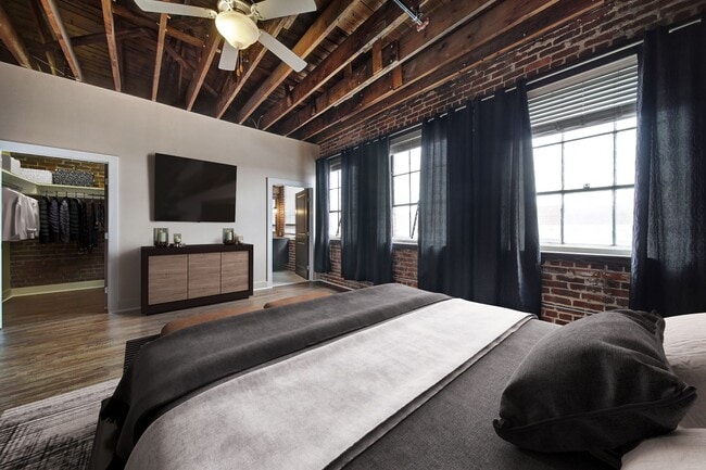 Building Photo - Uptown Gastonia Loft