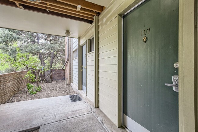 Building Photo - Central 1 BDR / 1 BA Condo in Boulder