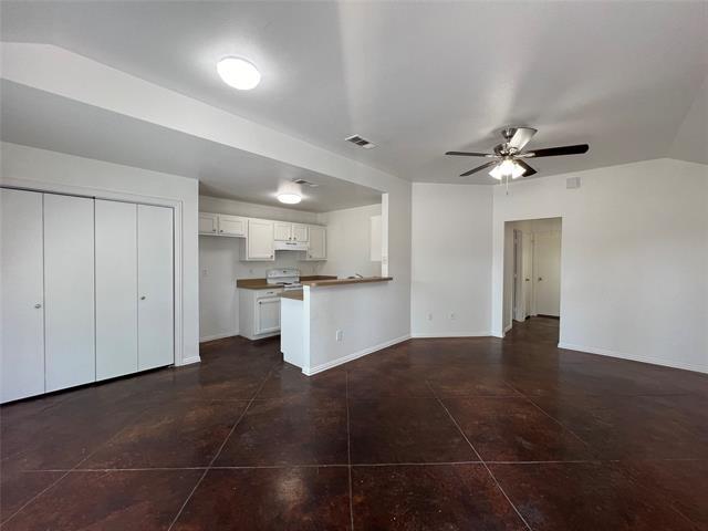 Building Photo - 521 Oakwood Ln