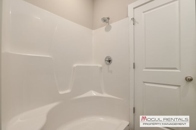 Building Photo - 604 E Martens Ct