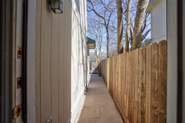 Building Photo - 2122 Jasmine Path