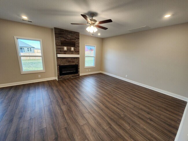 Building Photo - Welcome to Clarksville!