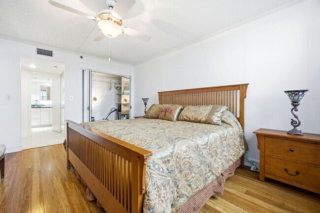 Building Photo - 3507 Oaks Way