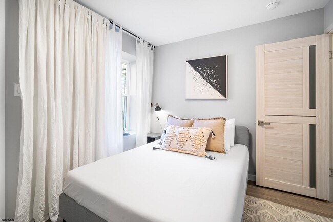 Building Photo - 21 N Albany Ave