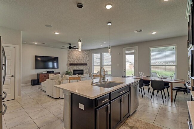 Building Photo - 15846 Weston Ridge Dr