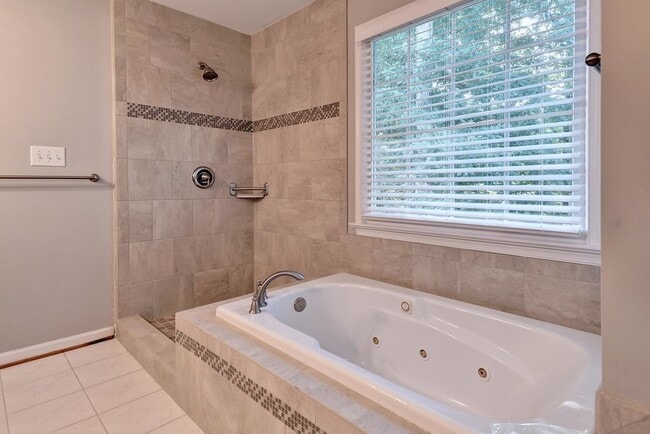 Building Photo - Updated & Spacious Home in Wythe Creek Farms