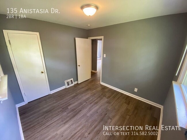 Building Photo - 135 Anistasia Dr