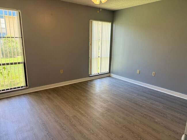 Building Photo - * MOVE IN SPECIAL * 1/2 OFF 2ND MONTH'S RENT!! Spacious 876 SF Unit - 2 bd / 1 ba near UF - Brand...