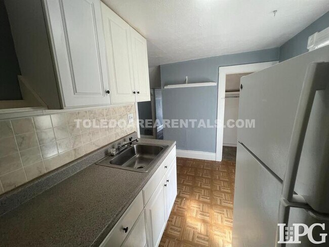 Building Photo - 5520 N Summit St