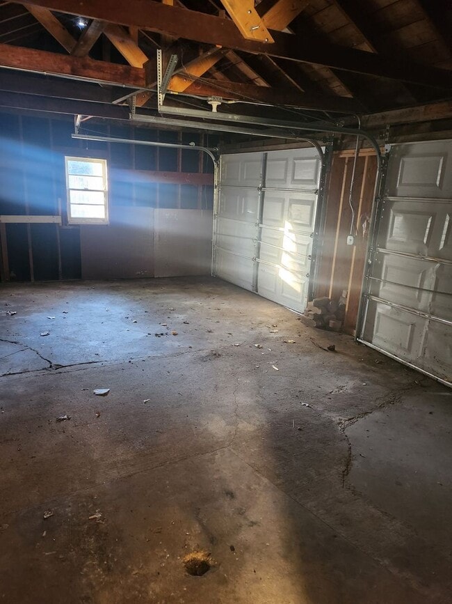 Building Photo - 3 Bedroom 2 Bath House with Attached Garage