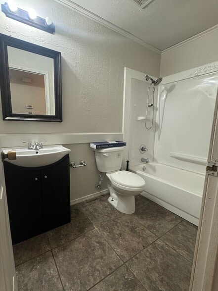 Building Photo - 4906 Vena Ln