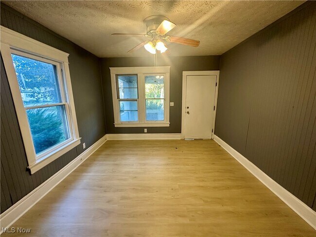 Building Photo - 162 Westwood Ave