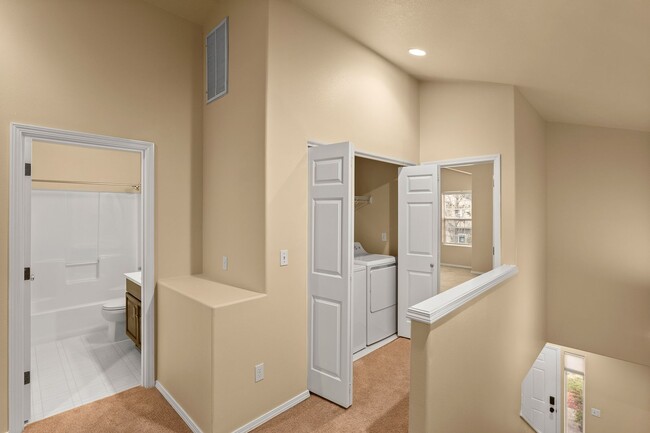 Building Photo - Kelly Creek 3 Bedroom Townhome