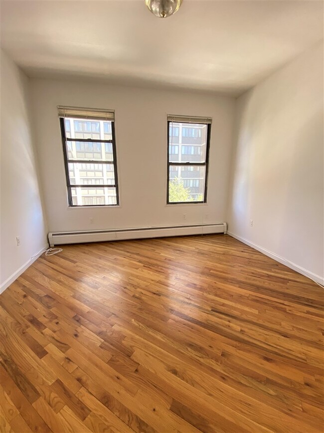 Building Photo - 407 1st St