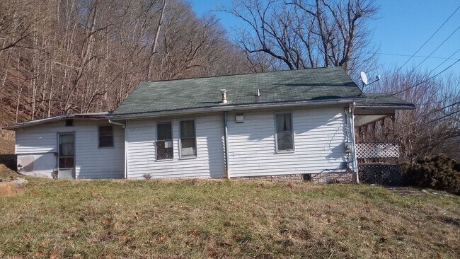 Building Photo - 843 Milford St