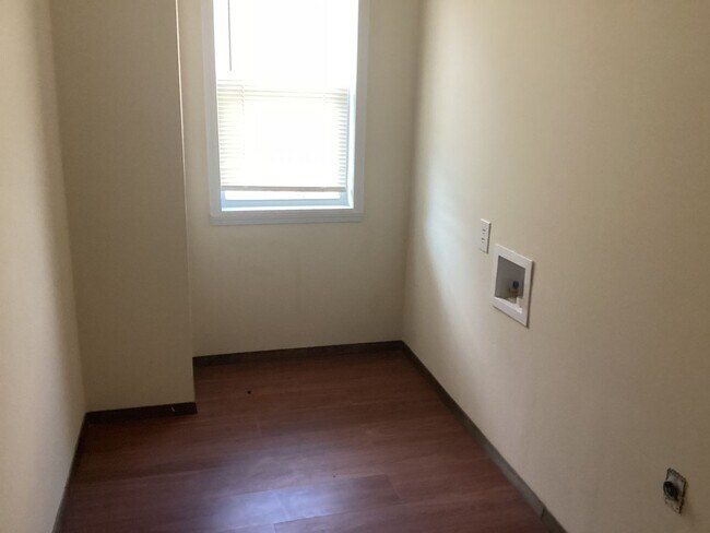 Building Photo - 1107 Walnut St
