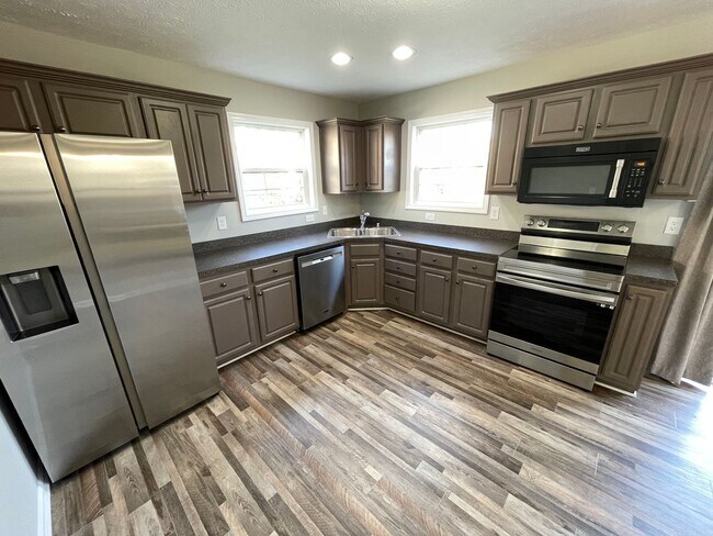 Building Photo - 4 Bedroom Home w/ 2 Car Garage